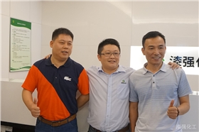 漆強(qiáng)總經(jīng)理張文與富麗圖束總合影（水?。?jpg