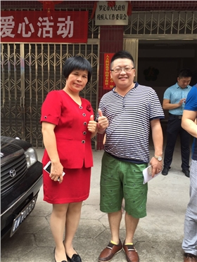 羅定市殘疾人聯(lián)合會吳理事長(左)和漆強(qiáng)漆化工總經(jīng)理張文(右).jpg
