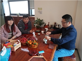 福建泉州陳總（左一）、曾總（左二）和漆強(qiáng)化工總經(jīng)理張文（右一）.jpg