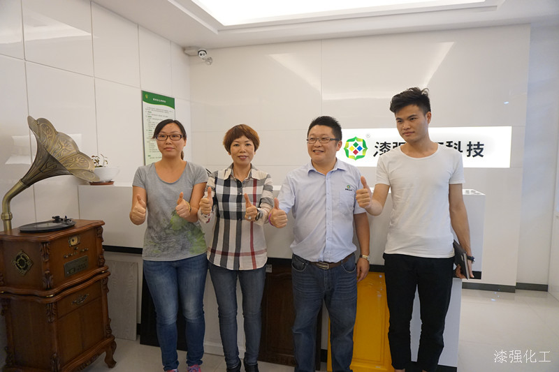 漆強化工總經(jīng)理張文和睿牛制衣廠的朋友（水?。?jpg