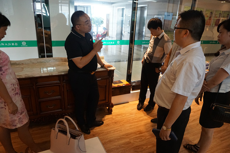 李江會(huì)長(zhǎng)對(duì)漆強(qiáng)化工的企業(yè)文化、產(chǎn)品品質(zhì)確認(rèn).jpg