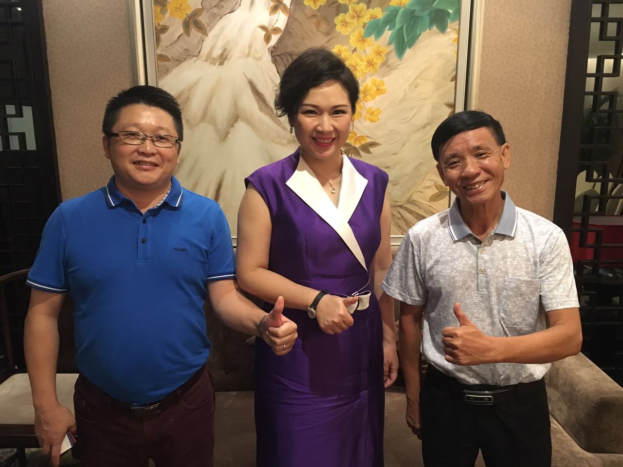 漆強(qiáng)化工總經(jīng)理張文與蘭芳、胡景釗合影.jpg