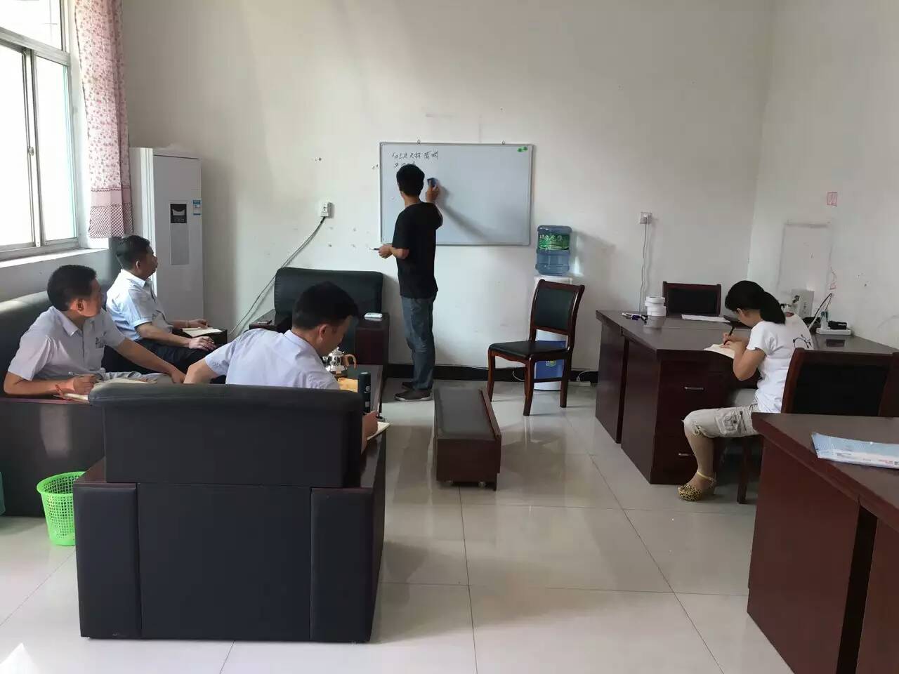 戴老師為漆強(qiáng)外省業(yè)務(wù)經(jīng)理進(jìn)行經(jīng)銷(xiāo)商服務(wù)培訓(xùn).jpg